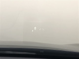 【カラーヘッドアップディスプレイ】運転に必要な情報をウィンドシールドガラスの視野内に投影します。運転シーンに合わせて表示モードの切り替えが可能です。