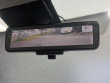 インテリジェントルームミラー搭載で、車の後方に設置されたカメラ映像を映し出してシートバックやヘッドレスト、同乗者に視界が遮られることがなく視認性が非常に良いです
