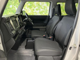 運転しやすい視界と、操作しやすい配置。スムーズなドライビングをサポートする、機能的な空間です。