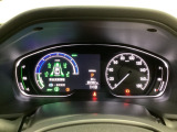 ハイブリット車専用のメーターです。右側の大型スピードメーターに加え、ステアリングスイッチを使って左のマルチインフォメーション・ディスプレイで燃費や動力伝達などの情報が見れるようになっています。