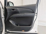 運転席ドア内張はご覧の通り。ドアポケットの収納もバッチリです