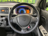 インテリアに合わせたデザインのステアリングは、運転される方のことも考え、運転しやすい形状、大きさです。是非一度、実際に触ってお確かめください。