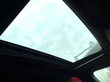 【サンルーフ】開放感たっぷりの希少装備、サンルーフが装着されています!車内に明かりを取り入れたり景色を楽しむ以外にも、車内の空気も簡単に換気できて快適です!