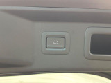 【パワーバックドア】スマートキーや運転席のボタンを押すだけでリアゲートが自動で開閉します!荷物を持っている時や、高い位置にあるバックドアを閉める際に便利な機能です♪