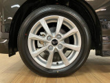 足元を彩る純正アルミホイール付き