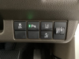 ハンドルの右側にはヘッドライトレベライザーとHondaセンシング用のメインスイッチがついています。ヘッドライトレベライザーは道路状況や積荷の加重に応じてライトの高さを調節できます。
