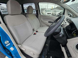 運転席と助手席はウォークスルーで移動できます。