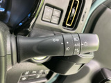 操作感の良いウインカーレバー。直感的に操作でき、安全な車線変更をサポートします。オートリターン機能も搭載されており、運転の負担を軽減します。