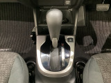 CVT車のセレクトレバーです。低速から高速まで、変速ショックのないスムーズな走りを実現するとともに、エンジン効率のよい領域を維持することで燃費にも貢献します。
