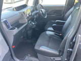 スタイリッシュな内装が、運転する愉しさを高めます。上質な空間で、快適なドライブを。