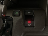 セレクトレバーの右に電子制御パーキングブレーキがあります。スイッチひとつで、停車した地点の傾斜などをシステムが検知・判断してブレーキ力を自動的に最適制御し、しっかり停車できるパーキングシステムです。