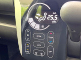【オートエアコン】一度お好みの温度に設定すれば、車内の温度を検知し風量や温度を自動で調整。暑い&hellip;寒い&hellip;と何度もスイッチ操作をする必要はありません。快適な車内空間には必須の機能ですね♪
