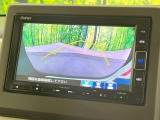 【バックカメラ】駐車時に後方がリアルタイム映像で確認できます。大型商業施設や立体駐車場での駐車時や、夜間のバック時に大活躍!運転スキルに関わらず、今や必須となった装備のひとつです!