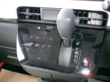 操作しやすいシフトレバーとタッチ式エアコンパネルで運転も楽々です。