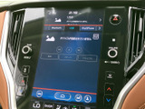 お好みの音楽をクリアな音質で楽しめます。多彩なソースに対応し、快適な車内空間を演出します。
