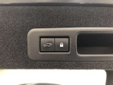 【ハンズフリーパワーバックドア】両手が荷物でふさがっている時でも、キーを携帯している状態であれば、リヤバンパーの下に足を出し入れすることでバックドアの自動開閉が行えます。