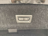 運転中にもオーディオの音量やFMの切り替えなどステアリングでの操作で切り替え可能なため、ステアリングから手を放す必要がない為、運転中でも操作が簡単でございます。