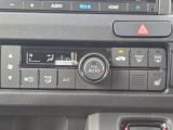 車内環境を自動でコントロールするフルオートエアコン。長距離ドライブも快適です。