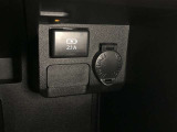 アクセサリーソケット&充電用USB端子です。マルチホルダー下に設置されています。マルチホルダー下部のスリットからケーブルを引き出せるので、セットしたまま充電等が可能です。