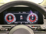 洗練されたデザインのメーターが、運転に集中できる快適な空間を演出します。必要な情報をひと目で確認でき、安全運転をサポートします。視認性も高く配慮されています。