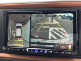 パノラミックビューモニターで、後方と全体を確認しながら安心して駐車することができます