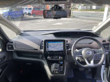 視点が高く、周りが見えやすいシート位置となっております。運転する時の眺めもいいですよ♪アームレストもあるので、長時間ドライブが楽しくなりますね!