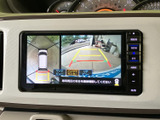 狭い場所でも安心。後方の状況を画面で確認できるので、安全な駐車をサポートします。
