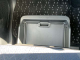 助手席下部にサンダル等小物が入るシートアンダートレー収納BOXが有ります。