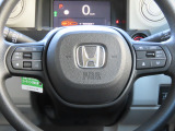 ハンドルには、アクセルペダルを踏まずに定速走行し疲労軽減に貢献するクルーズコントロールと、ハンドルから手を離さずにオーディオを操作できるので安全性がとても上がるステアリングリモコンが付いています!