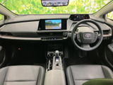 広々とした室内空間が魅力。ドライバーの視界を確保し、快適な運転をサポートします。操作しやすい配置で、機能性も抜群です。