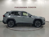 【まるごとクリーニング】シートを取り外し、車内を徹底洗浄。隅々まで丁寧に仕上げています。