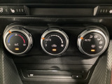 空調スイッチ類は最近流行のタッチパネル式ではなく、運転中でも直感的に操作できるダイヤル式を採用しております。