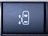 左側電動スライドドアを装備しております。