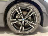BMWの純正アロイホイールは軽量かつ強度にも優れているホイールで走行性能を引き上げる設計になっております。足元にもBMWは妥協がなくこだわっている個所になります。