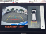 駐車時の安全性を高めるバックモニター。狭い場所でも、後方を確認しやすく、安心して駐車できます。