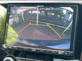 【バックカメラ】駐車時に後方がリアルタイム映像で確認できます。大型商業施設や立体駐車場での駐車時や、夜間のバック時に大活躍!運転スキルに関わらず、今や必須となった装備のひとつです!
