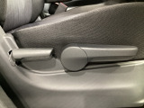 運転席にはドライバーの体型や好みに応じて前後方向だけでなく、高さの調整ができるシートリフターを装備!