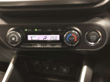 オートエアコンです。運転席から操作しやすいよう、使用頻度の高いスイッチを運転席側にレイアウトしています。