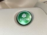 ECON モードをON にするとアクセルペダルの動きに対するエンジンの反応とエアコンの制御を切り換えることで、燃費のいい運転をするドライバーがペダルを踏んだ時と同じようにエンジンを制御します。