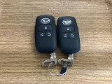 【スマートキー】 スマートキーを携帯していれば、ドアハンドルのボタンを押してロックの解除ができ、パワースライドドア(両側)もワンタッチで開閉できます。