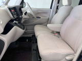 【ベンチシート】運転席と助手席の間にカバンを置いたり、肘掛けをおろしたり様々なシーンに合わせてお使いいただけます♪
