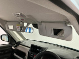 【サンバイザー】車内で身だしなみを整えるためのバニティミラーがセット。お化粧直しや髪型のチェックに活用できます。