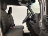 座面も厚みがあり背もたれも高く、広い足元にゆったり座れるシートです。運転席と助手席の間が空いている為、助手席側への移動がスムーズです。交通量の多い道でも助手席側から乗り降りができます。