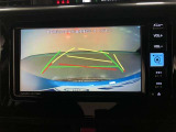 【バックガイドモニター】後方の映像をナビ画面に表示するだけでなく、ステアリング操作に連動して動くガイド線も同時に表示!予想進路の確認をしながら後退できるので便利です!
