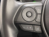 運転中、オーディオの操作をしてて、ハッとしたことはありませんか?ステアリングスイッチは、運転中でもハンドルでオーディオの操作が可能です。安全なドライブをサポートします。