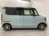 狭い駐車場でも、スライドドアならチャイルドシートへのお子さまの乗降や荷物の積載もスムーズ。