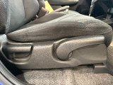シートハイトアジャスターを装備!運転席の座面の高さを体格やお好みに合わせて調整できます。より自然な運転姿勢を取りやすく、前方の見やすさを調整できるのも嬉しいポイントです。