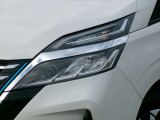 アダプティブLED付き!対向車には眩しくなく歩行者は明るく照らすので安全です。