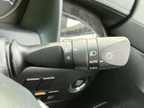 操作しやすいウインカーレバーで、スムーズな車線変更をサポート。安全な運転をサポートする機能が満載です。