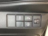 ハンドルの右側にはヘットライトリベライザーとHondaセンシング用のメインスイッチがついています。ヘッドライトリベライザーは道路状況や積荷の加重に応じてライトの高さを調節できます。